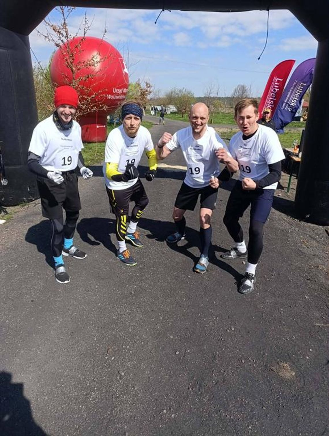 Zdjęcie przedstawia drużynę OSP Fajsławice podczas  Biegu Firerun Team Challenge Krasnystaw 2026, który odbył się 18 kwietnia 2026r. w Krasnymstawie