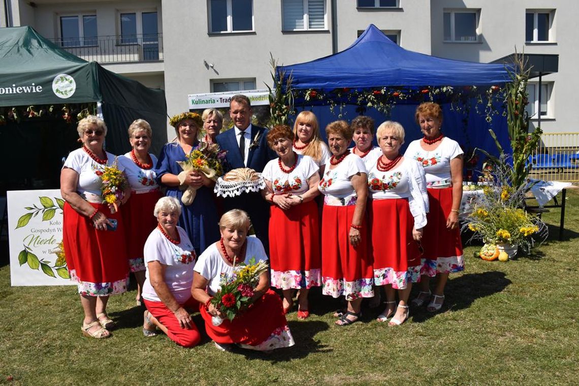 Zdjęcie przedstawia uczestników XI Wojewódzkiego Święta Ziół