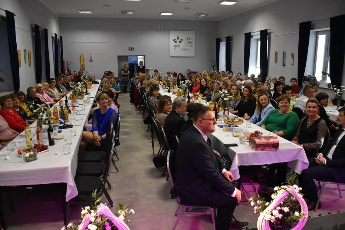 Zdjęcie przedstawia uroczystość Dnia Kobiet w Gminie Fajsławice, która odbyła się 9 marca 2024r. w sali widowiskowej Gminnego Ośrodka Kultury w Fajsławicach