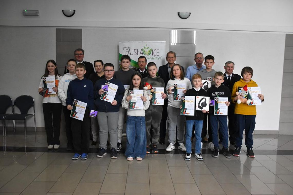 Zdjęcie przedstawia uczestników eliminacji gminnych Turnieju Wiedzy Pożarniczej pn.: "Młodzież zapobiega pożarom", które odbyły się 19 marca 2026r. w sali obrad Urzędu Gminy Fajsławice