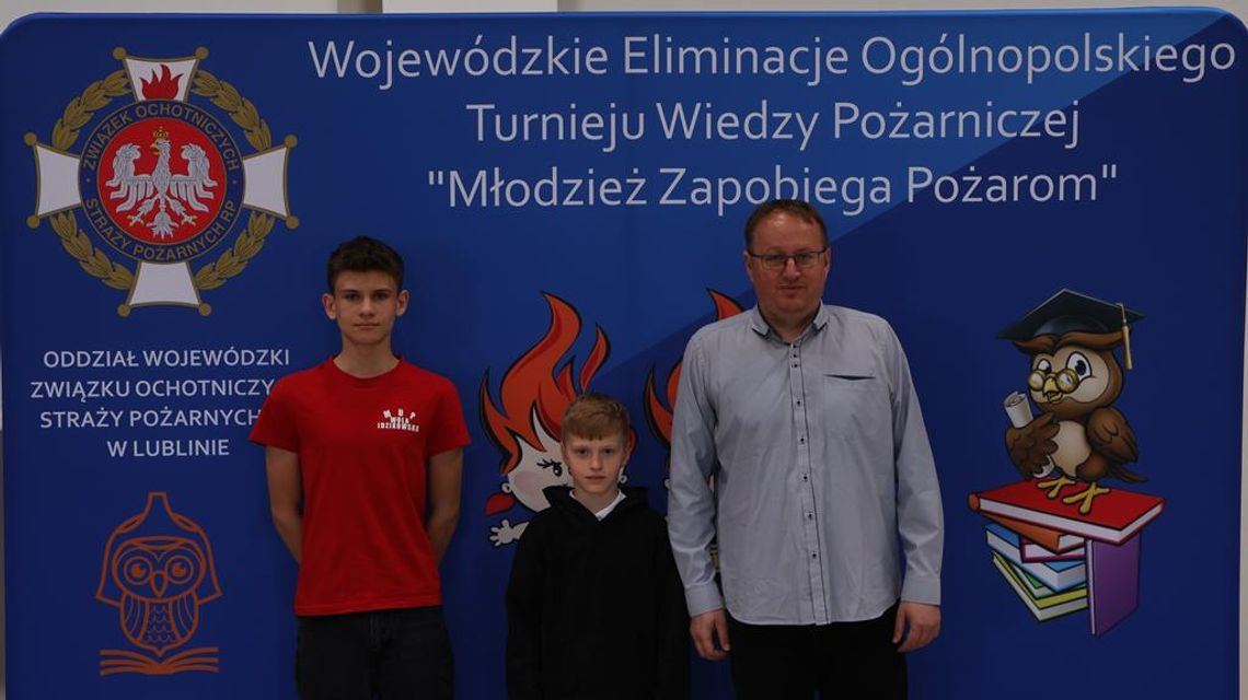 Zdjęcie przedstawia reprezentację Gminy fajsławice podczas etapu wojewódzkiego Turnieju Wiedzy Pożarniczej pn.: „Młodzież zapobiega pożarom”, który odbył się 28 kwietnia 2026r.