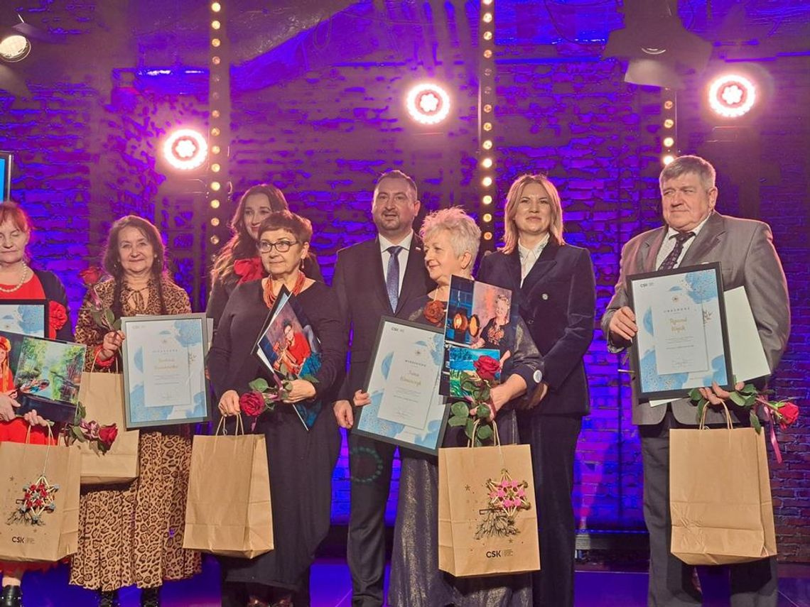 Zdjęcie przedstawia Laureatów Konkursu "Aktywni Kreatywni w Kulturze", podczas gali finałowej która odbyła się 18 grudnia 2024r. w Klubie Muzycznym Centrum Spotkania Kultur w Lublinie