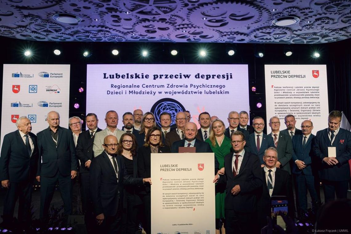 Gmina Fajsławice na konferencji „Lubelskie przeciw depresji” Zdjęcie przedstawia uczestników konferencji pn. „Lubelskie przeciw depresji. Regionalne Centrum Zdrowia Psychicznego Dzieci i Młodzieży w województwie lubelskim”, która odbyła się 15 października 2026r. w Lubelskim Centrum Konferencyjnym