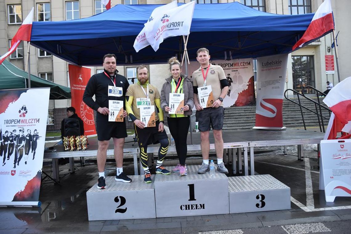 Gmina Fajsławice pobiegła „Tropem Wilczym” Zdjęcie przedstawia Delegację Gminy Fajsławice podczas XIV edycji Biegu Pamięci Żołnierzy Wyklętych - Tropem Wilczym, który odbył się 1 marca 2026r. w Chełmie