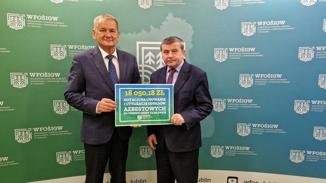 Gmina Fajsławice pozyskała kolejne środki na usuwanie azbestu Zdjęcie przedstawia podpisanie umowy na dofinansowanie usuwania azbestu, które odbyło się 17 listopada 2025r. w Wojewódzkim Funduszu Ochrony Środowiska i Gospodarki Wodnej w Lublinie
