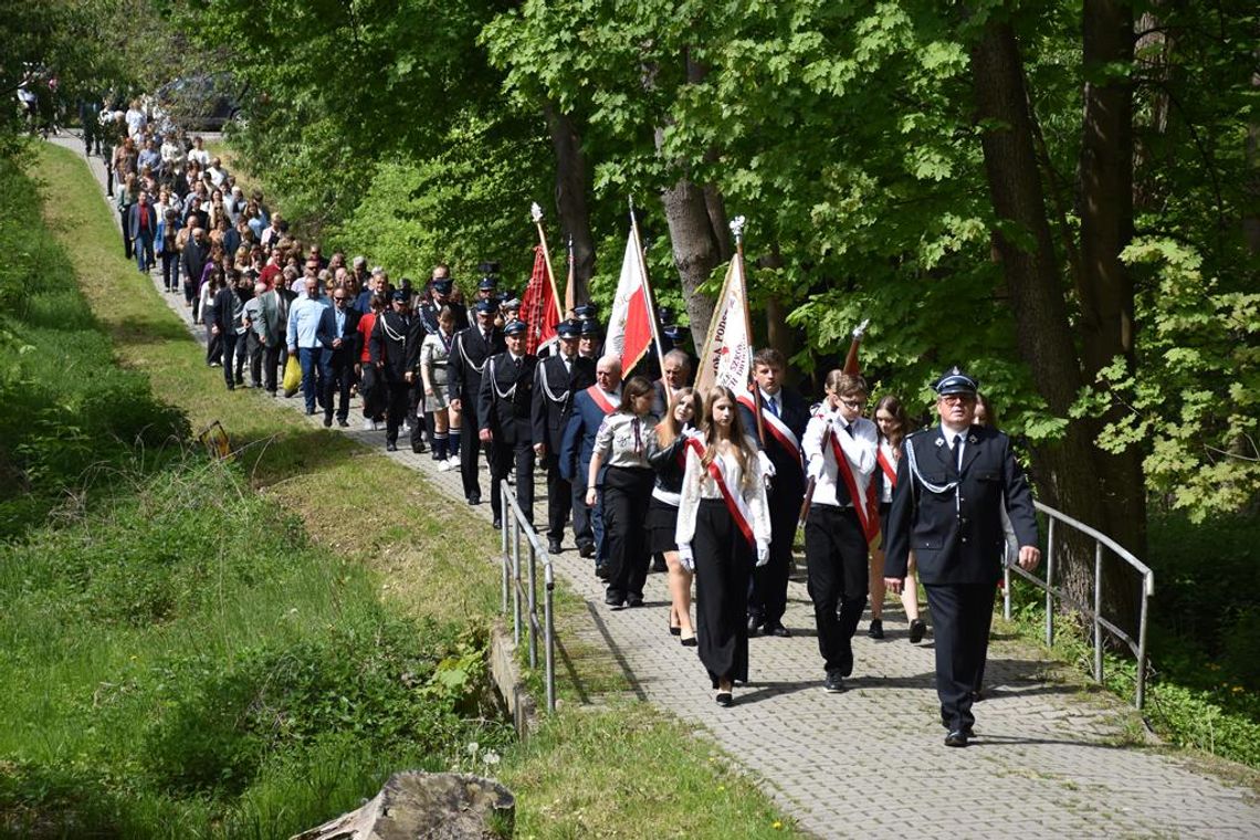Zdjęcie przedstawia uczestników gminnych obchodów 234. rocznicy uchwalenia Konstytucji 3 Maja w Gminie Fajsławice