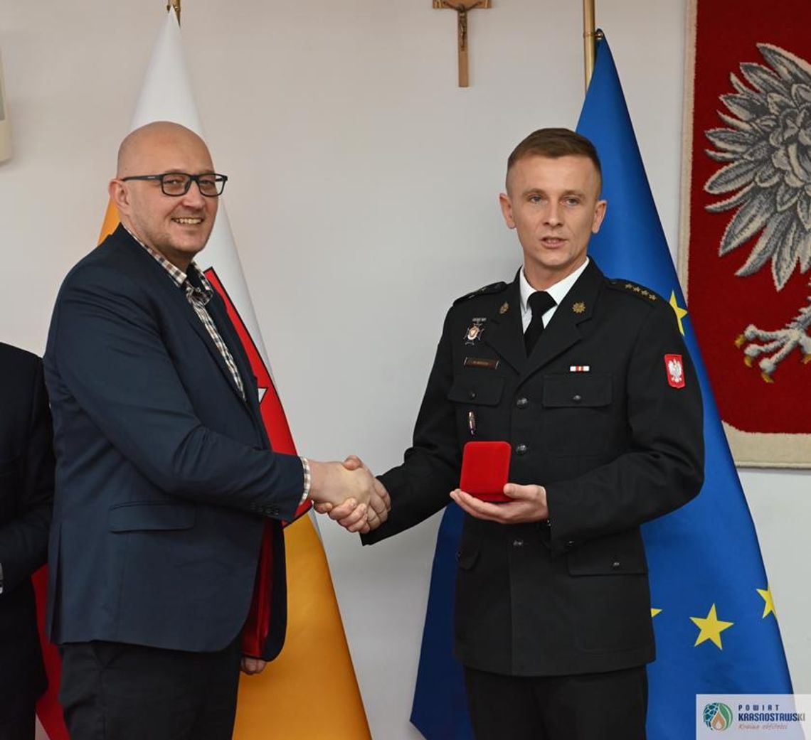 Zdjęcie przedstawia wręczenie medali okolicznościowych z okazji 30-lecia Krajowego Systemu Ratownictwa Gaśniczego, które odbyło się 25 listopada 2025r. w Starostwie Powiatowym w Krasnymstawie