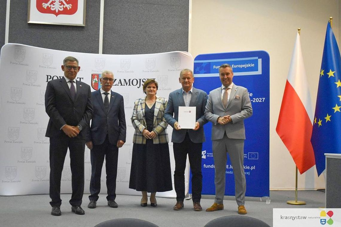 Gmina Fajsławice w projekcie „Lubelskie bez azbestu” Zdjęcie przedstawia przekazanie umowy o współpracy w realizacji projektu "Lubelskie bez azbestu", które odbyło się 17 września 2025r. w Starostwie Powiatowym w Zamościu