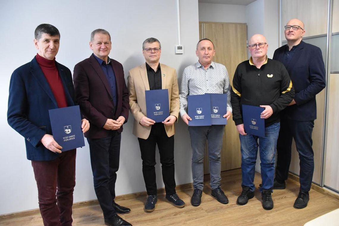 Zdjęcie przedstawia wręczenie umów przez Wójta Gminy Fajsławice prezesom gminnych klubów sportowych na realizację rocznych działań w zakresie działalności kultury fizycznej