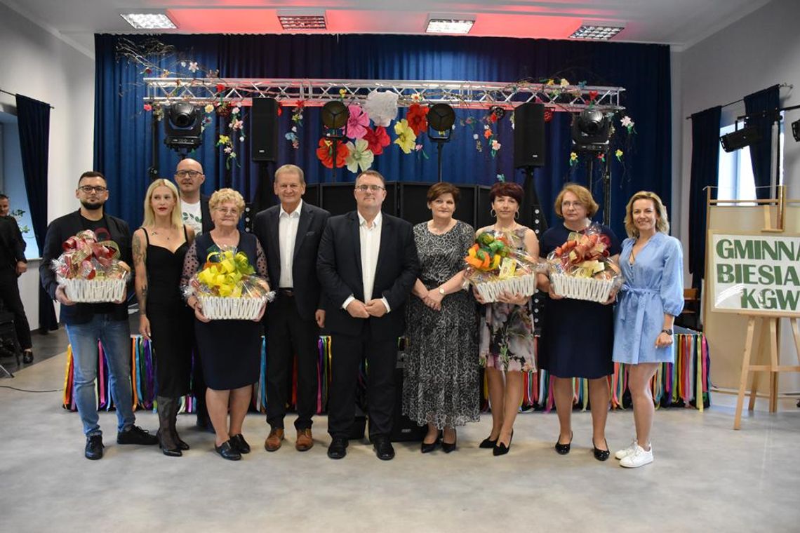 Zdjęcie przedstawia uczestników Biesiady KGW, która odbyła się 10 maja 2025r. w sali widowiskowej Gminnego Ośrodka Kultury w Fajsławicach
