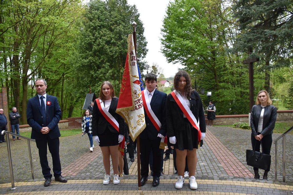 Zdjęcie przedstawia uroczyste obchody Święta Konstytucji 3 Maja w Gminie Fajsławice