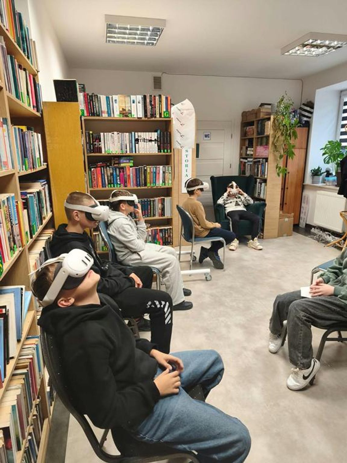 Zdjęcie przedstawia urzytkowników gogli VR w Gminnej Bibliotece Publicznej w Fajsławicach