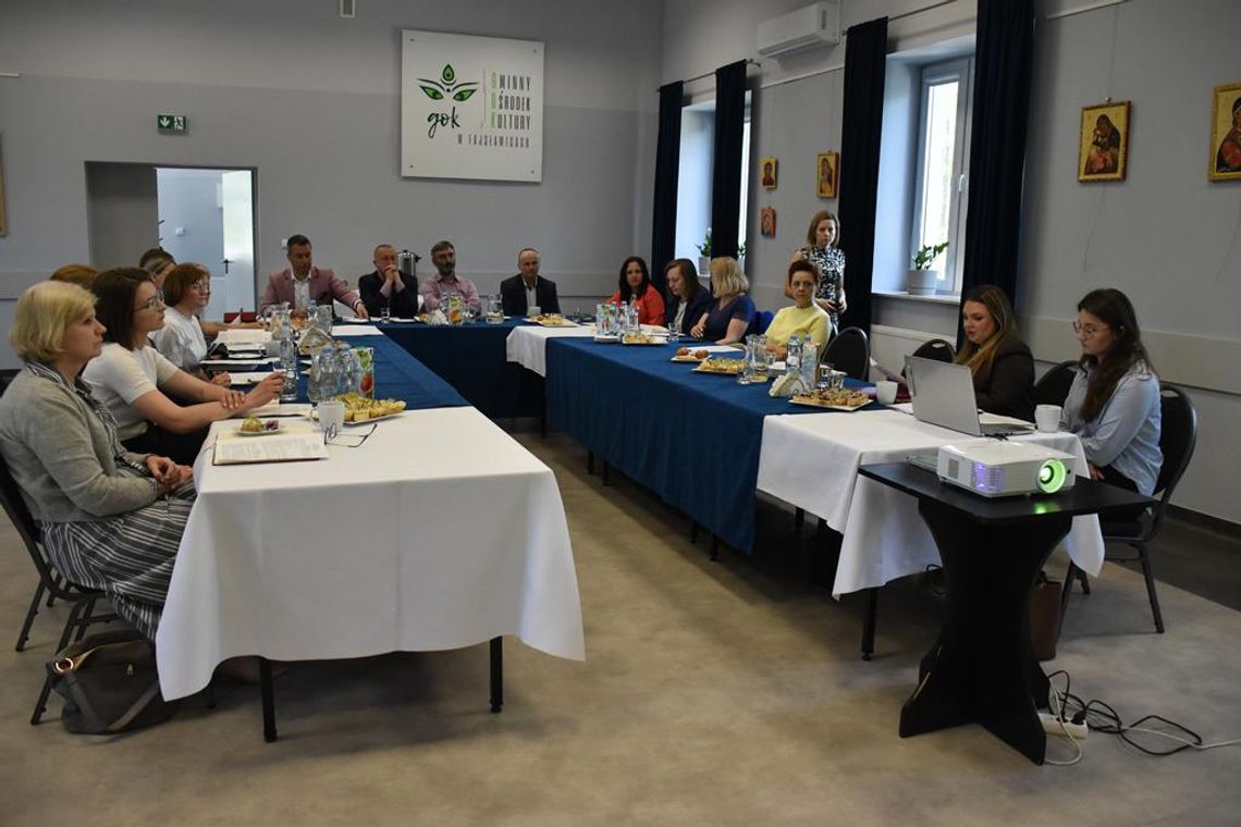 Zdjęcie przedstawia uczestników spotkania dyrektorów jednostek kultury powiatu krasnostawskiego, które odbyło się w Gminnym Ośrodku kultury w Fajsławicach