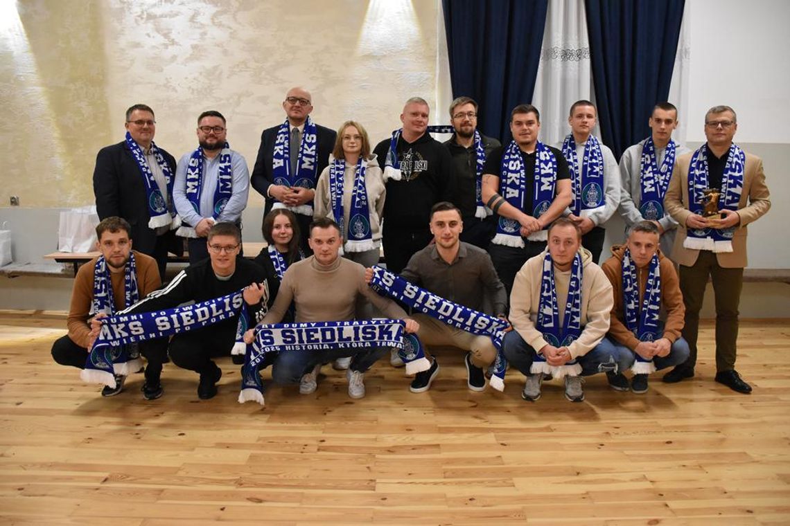 Jubileusz 10-lecia działalności MKS Siedliska Zdjęcie przedstawia uroczystość Jubileuszu 10-lecia działalności MKS Siedliska, która odbyła się 8 listopada 2025r. w remizie OSP w Siedliskach Drugich