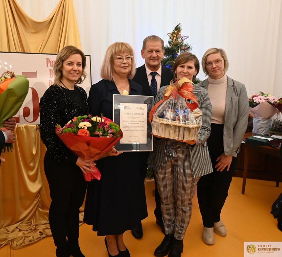 Zdjęcie przedstawia delegację Gminy Fajsławice podczas Jubileuszu 25-lecia działalności Powiatowej Biblioteki Publicznej w Krasnymstawie, która odbyła się 16 grudnia 2025r.