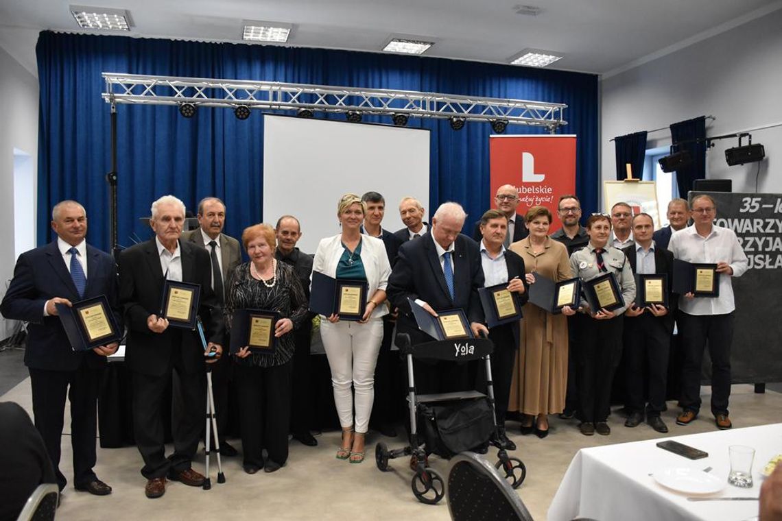 Zdjęcie przedstawia Jubileusz 35-lecia działalności Towarzystwa Przyjaciół Fajsławic, który odbył się 27 września 2025r., w sali widowiskowej Gminnego Ośrodka Kultury w Fajsławicach