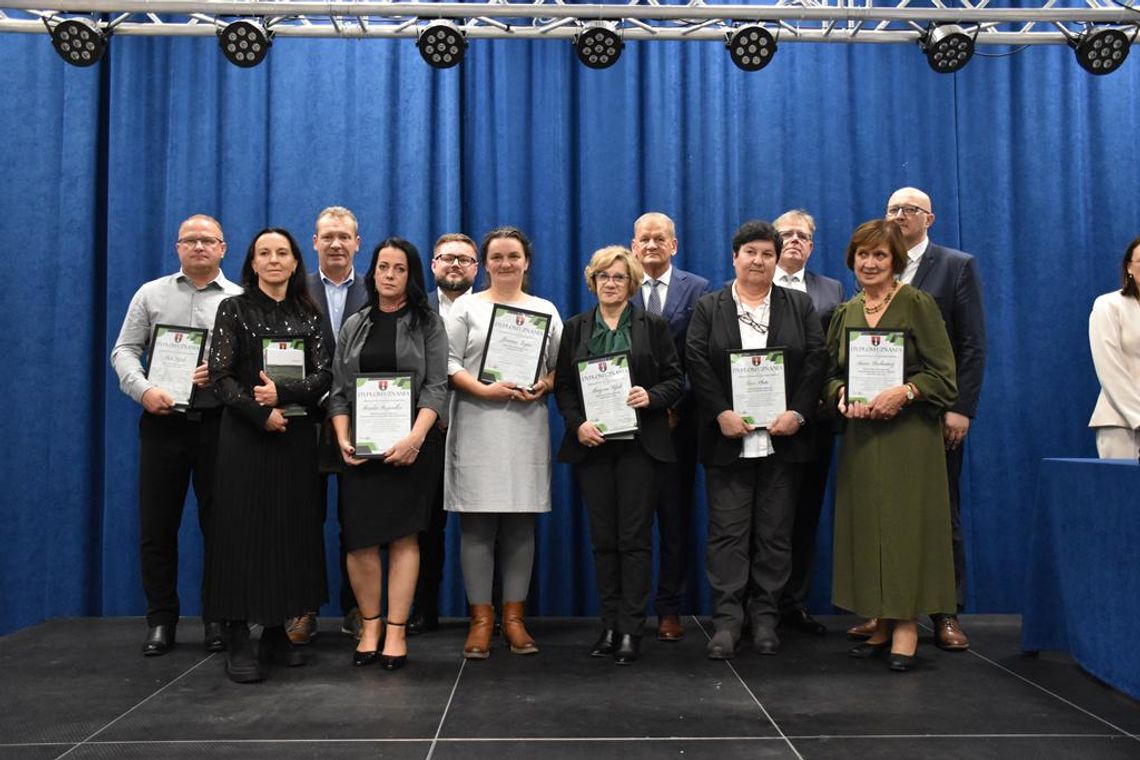 Jubileusz 35-lecia Samorządu Gminy Fajsławice Zdjęcie przedstawia uroczystość Jubileuszu 35-lecia Samorządu Gminy Fajsławice, która odbyła się 14 listopada 2025r. w sali widowiskowej Gminnego Ośrodka Kultury w Fajsławicach