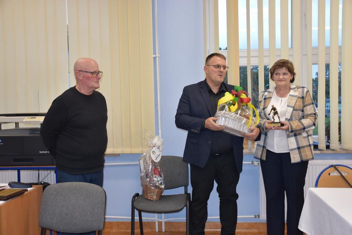 Zdjęcie przedstawia uroczystość Jubileuszu  40-lecia UKS "Żaczek" Fajsławice, która odbyła się 11 października 2025r. w Szkole Podstawowej im. Powstańców Styczniowych w Fajsławicach