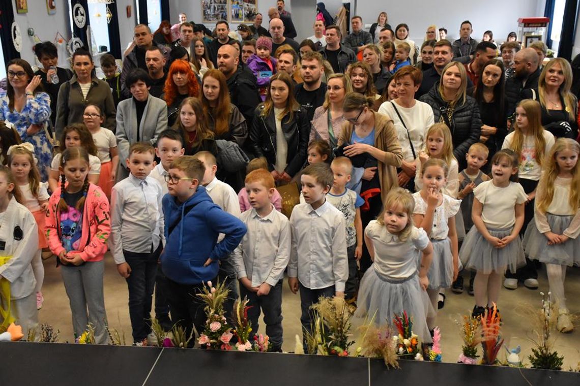 Kiermasz Wielkanocny 2026 Zdjęcie przedstawia uczestników Kiermaszu Wielkanocnego, który odbył się 29 marca 2026r. w sali widowiskowej Gminnego Ośrodka Kultury w Fajsławicach