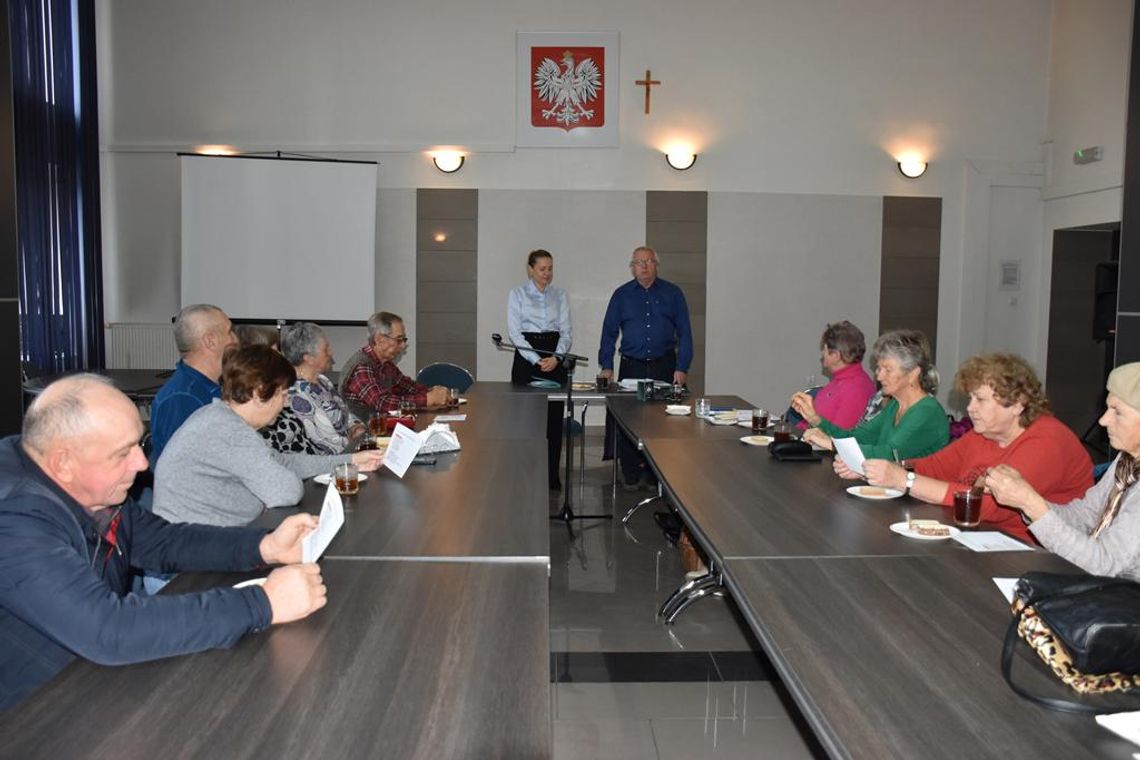 Zdjęcie przedstawia spotkanie Klubu Seniora, które odbyło się 23 października 2025r. w sali obrad Urzędu Gminy Fajsławice