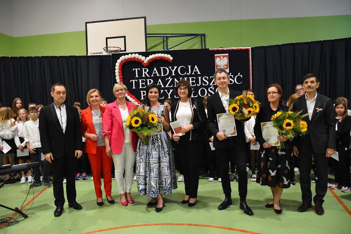 Zdjęcie przedstawia koncert edukacyjno-patriotyczny „TRADYCJA, TERAŹNIEJSZOŚĆ, PRZYSZŁOŚĆ. OCALIĆ OD ZAPOMNIENIA.2.0.”, który odbył się 6 października 2023r. w Szkole Podstawowej im. Powstańców Styczniowych w Fajsławicach