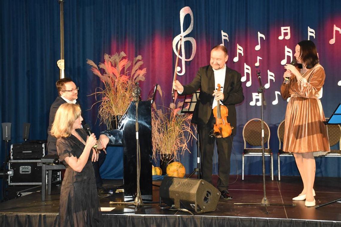 Zdjęcie przedstawia koncert w ramach programu "Efekt Chopina", który odbył się 16 października 2026r. w sali widowiskowej Gminnego Ośrodka Kultury w Fajsławicach