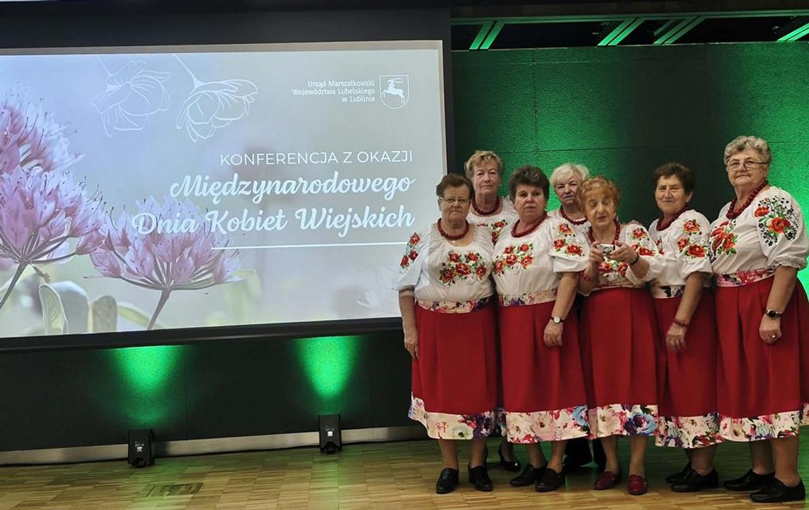 Zdjecie przedstawia Gminne Stowarzyszenie Aktywnych Kobiet w Fajsławicach podczas konferencji „Z tradycją w nowoczesność" zorganizowanej z okazji Międzynarodowego Dnia Kobiet Wiejskich, która odbyła się 19 października 2026r. w Lubelskim Centrum Konferencyjnym