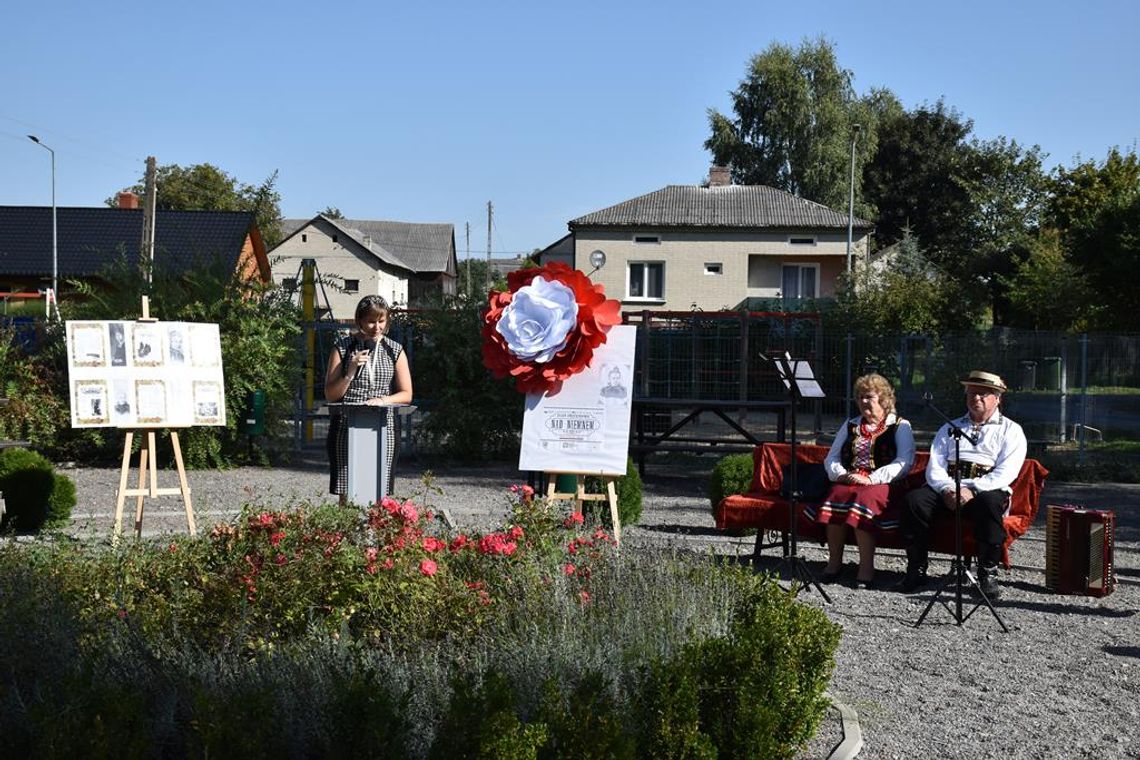 Zdjęcie przedstawia IX edycję Narodowego Czytania, która odbyła się 11 września 2023r., na skwerku przy budynku Gminnego Ośrodka Kultury w Fajsławicach