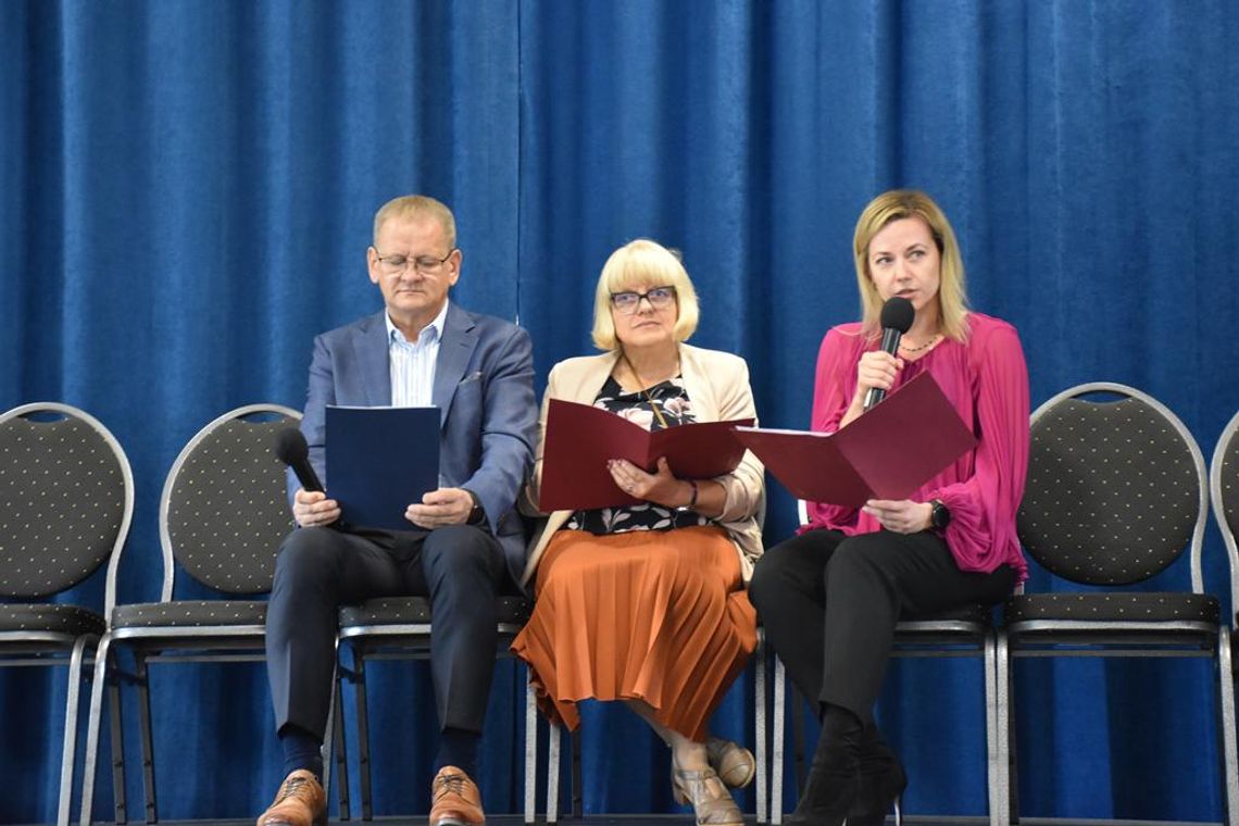 Zdjęcie przedstawia akcję Narodowego czytania, która odbyła się 11 września 2026r. w sali widowiskowej Gminnego Ośrodka Kultury w Fajsławicach