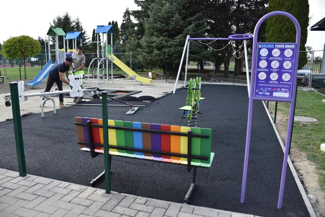 Nowy plac zabaw już niebawem Zdjęcie przedstawia przebudowę placu zabaw przy Szkole Podstawowej w Fajsławicach, na dzień 5 października 2026r.
