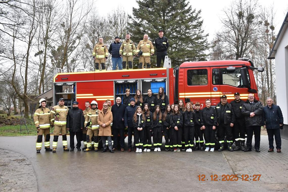 Zdjęcie przedstawia powitanie nowego wozu strażackiego dla jednostki OSP Fajsławice, które odbyło się 12 grudnia 2025r.