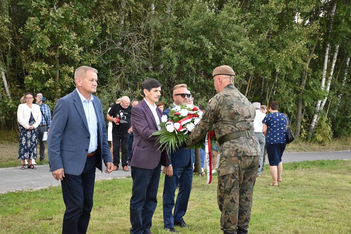 Zdjęcie przedstawia wydarzenie dotyczące 77. rocznicy obławy na oddział ppor. Antoniego Kopaczewskiego ps. "Lew", któro odbyło się 8 września 2023r., w Ignasinie w Gminie Fajsławice
