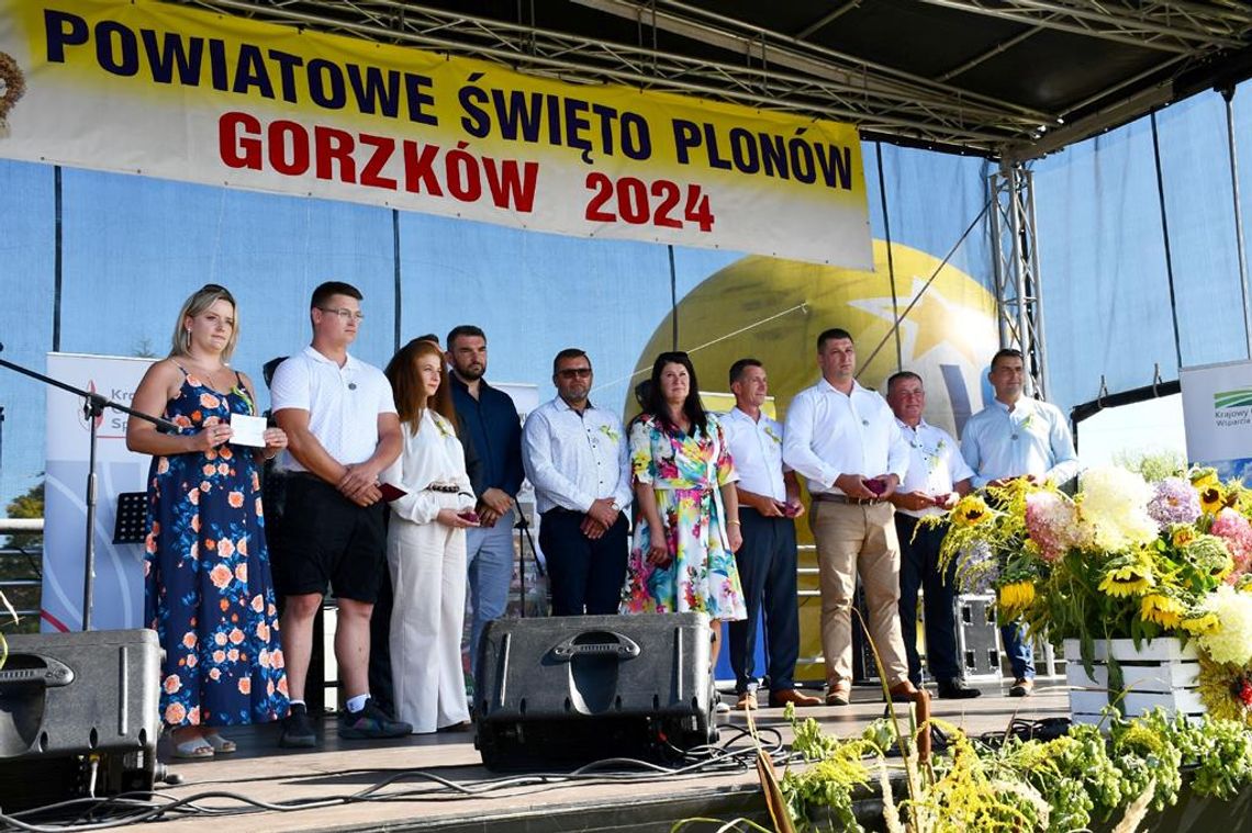 Zdjęcie przedstawia odznaczonych odznaką "Zasłużeni dla Rolnictwa" w dniu 15 sierpnia 2024r. podczas Dożynek Powiatowych w Gorzkowie