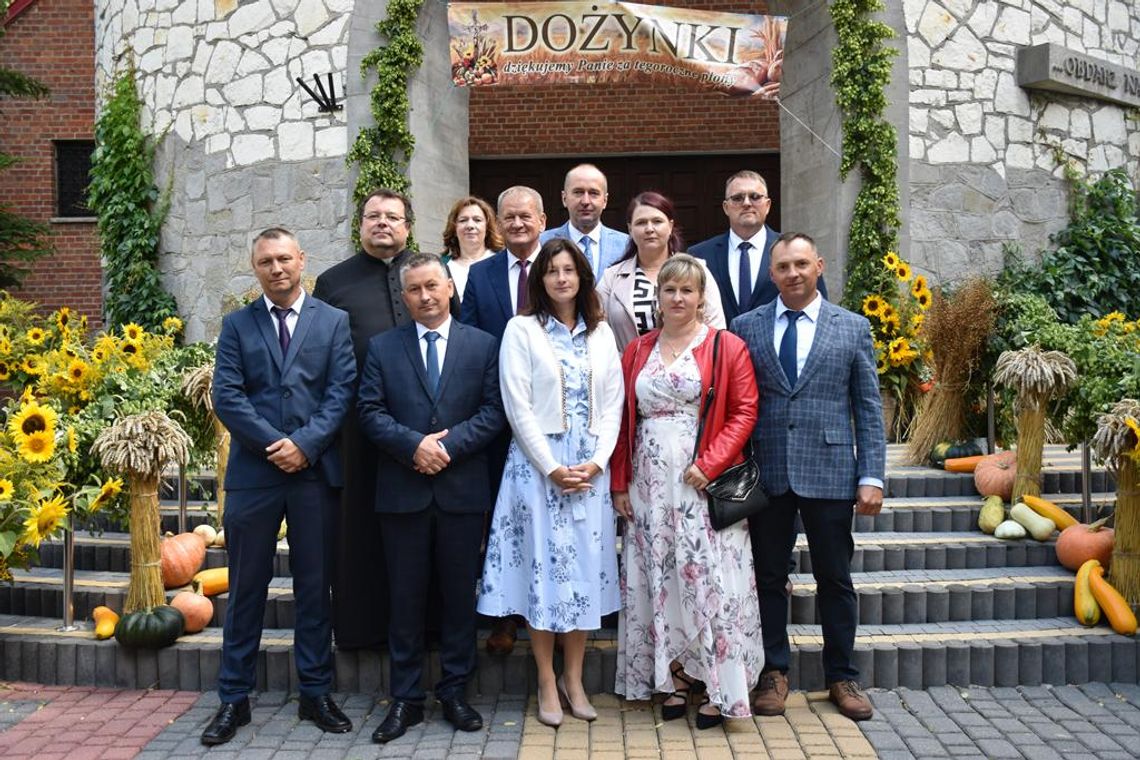 Zdjęcie przedstawia uczestników Parafialnego Święta Plonów w Siedliskach Drugich, które odbyło się 24 sierpnia 2025r.
