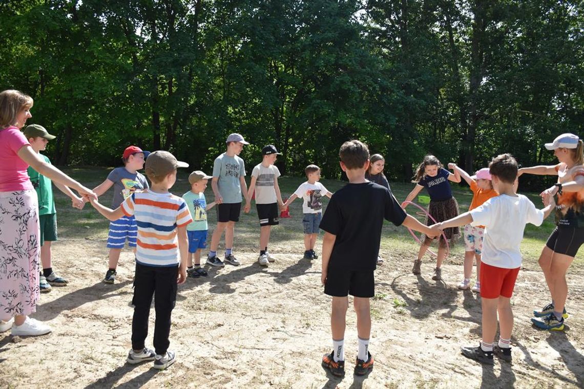 Piknik Rodzinny w Suchodołach Zdjecie przedstawia uczestników pikniku rodzinnego w Suchodłach, który odbył się 24 maja 2026r.