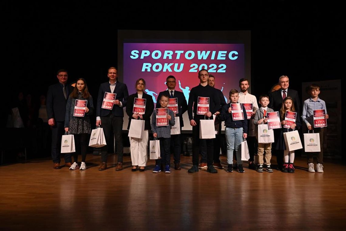 Zdjęcie przedstawia Laureatów Plebiscytu sportowego, którego rozstrzygnięcie odbyło sie 24 marca 2023r. w sali widowiskowej Krasnostawskiego Domu Kultury