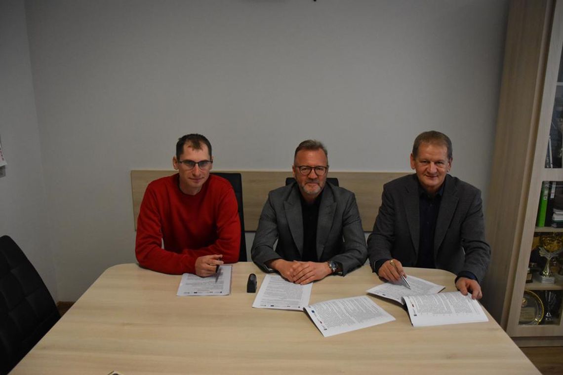 Zdjęcie przedstawia podpisanie umowy z wykonawcą zadania związanego z zagospodarowaniem terenu w centrum Gminy Fajsławice w celu poprawy retencji wód opadowych, które odbyło się 20 marca 2026r.