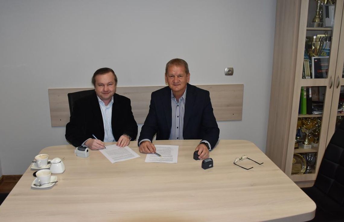 Podpisanie umowy na opracowanie dokumentacji hydrologicznej dla nowego ujęcia wody w Ignasinie Zdjęcie przedstawia podpisanie umowy na opracowanie dokumentacji hydrologicznej dla nowego ujęcia wody w Ignasinie, które odbyło się 27 lutego 2026r.