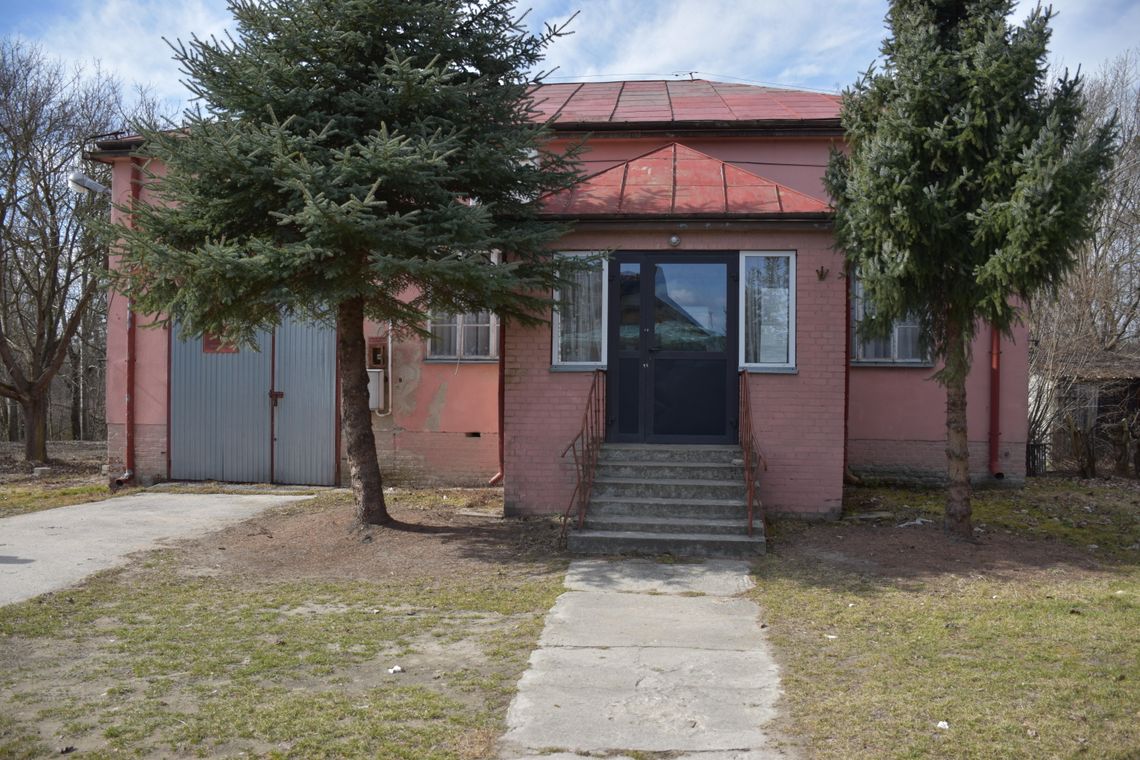 Zdjęcie przedstawia budynek remizy OSP w Suchodołach przed termomodernizacją
