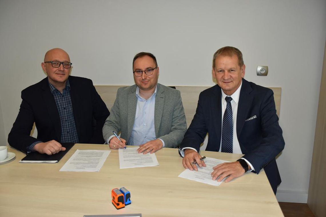 Podpisanie umowy z wykonawcą budowy drogi gminnej w Siedliskach Drugich Podpisanie umowy z wykonawcą budowy drogi gminnej w Siedliskach Drugich, które odbyło się 10 kwietnia 2026r.