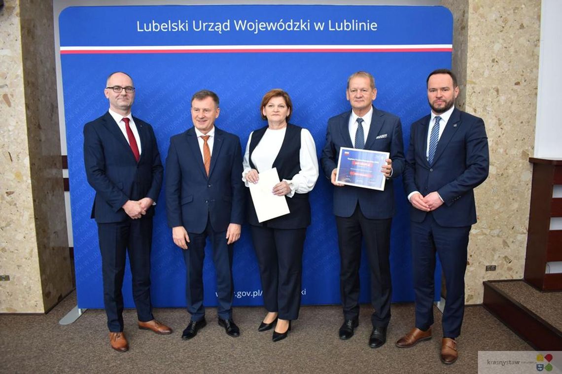 Powstanie nowa droga w Siedliskach Drugich Zdjęcie przedstawia podpisanie umowy na dofinansowanie zadania "Budowy drogi gminnej 109628L w Siedliskach Drugich", które odbyło się 10 kwietnia 2026r. w Delegaturze Lubelskiego Urzędu Wojewódzkiego w Chełmie