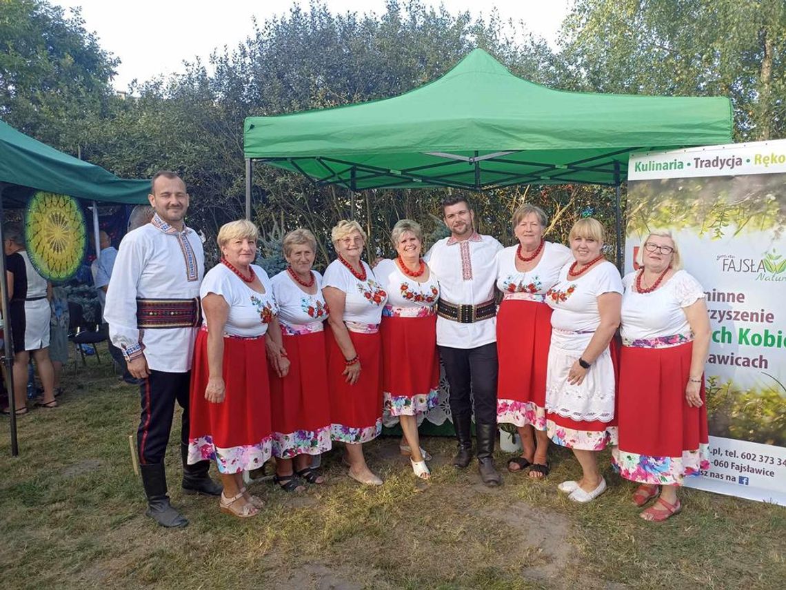 Zdjęcie przedstawia członkinie Gminnego Stowarzyszenia Aktywnych Kobiet w Fajsławicach podczas IV Lubelskiego Spotkania z Przyrodą - Pożegnanie Żurawi, które odbyło się 10 września 2023r. w Urszulinie