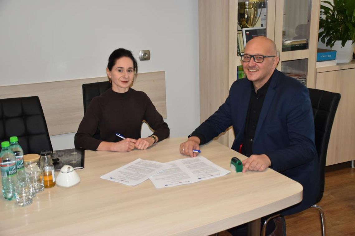 Zdjecie przedstawia podpisanie umowy na  rozbudowę sieci kanalizacyjnej w gminie Fajsławice, które odbyło się 22 października 2025r., w Urzędzie Gminy Fajsławice