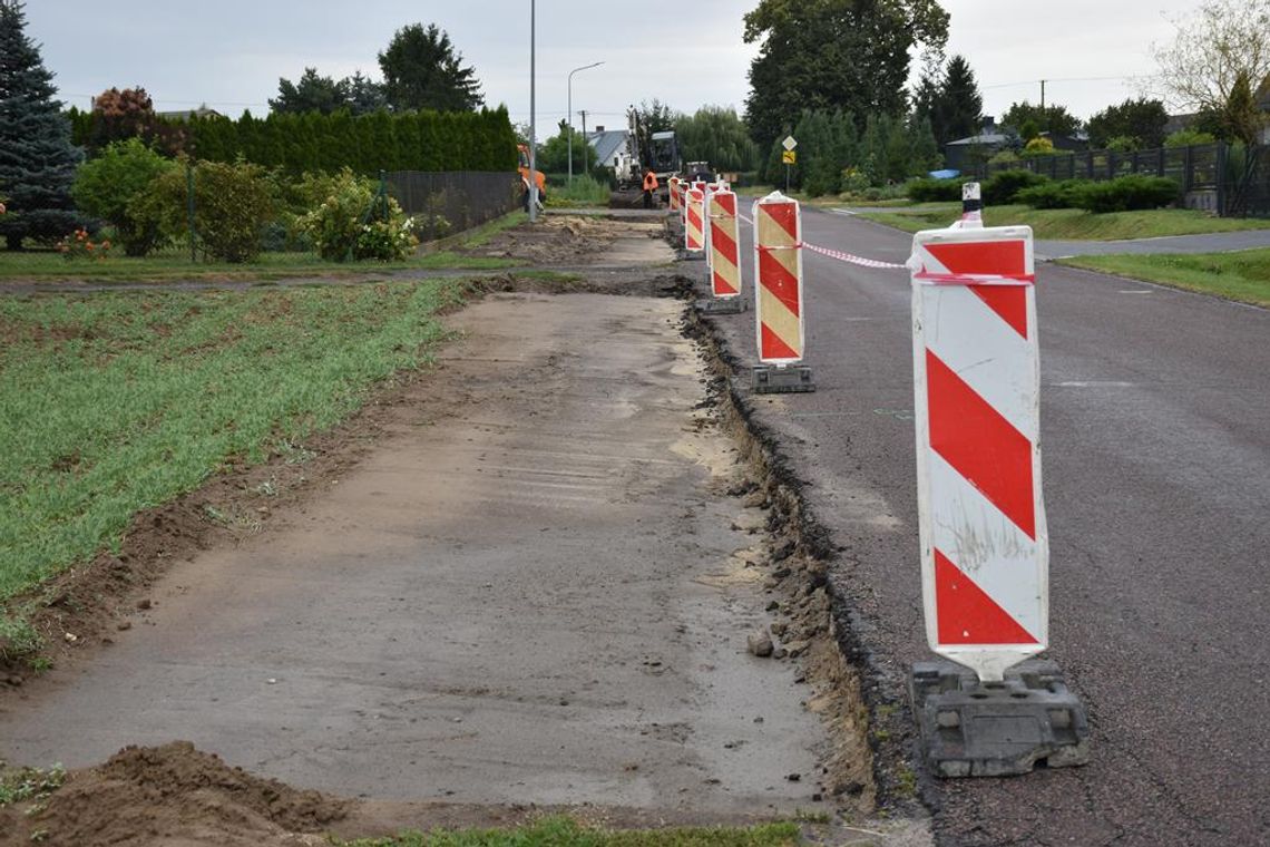 Zdjęcie przedstawia budowę chodnika przy drodze powiatowej w Woli Idzikowskiej