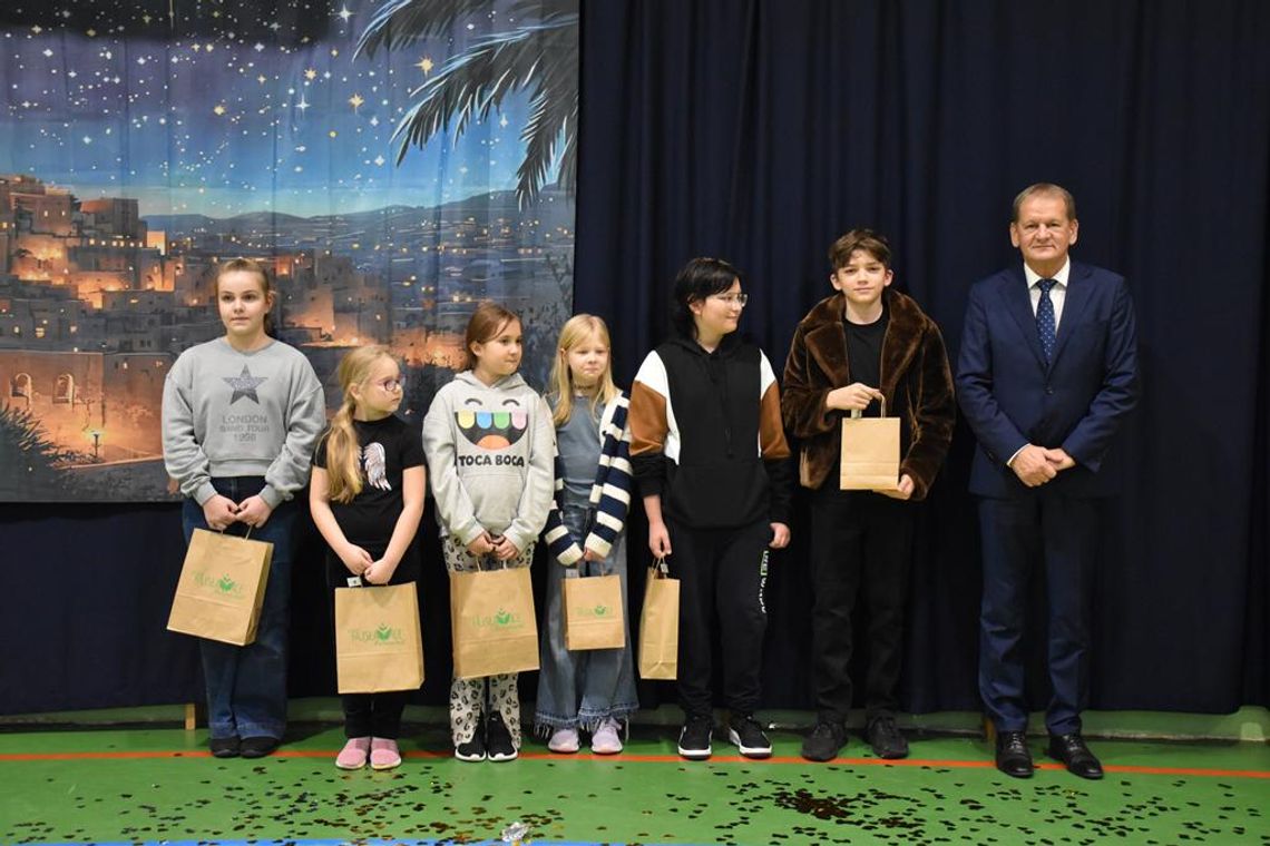 Rozstrzygnięcie konkursu plastycznego „Racjonalna gospodarka wodno-ściekowa” Zdjecie przedstawia rozstrzygnięcie konkursu plastycznego „Racjonalna gospodarka wodno-ściekowa”, które odbyło się 18 grudnia 2025r. w Szkole Podstawowej w Fajsławicach