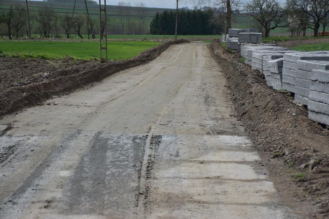 Zdjęcie przedstawia przebudowę drogi gminnej w Siedliskach Pierwszych