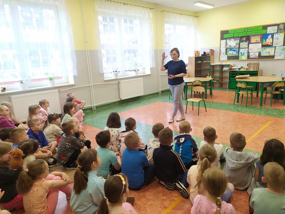 Zdjęcie przedstawia spotkanie autorskie z Magdaleną Zarębską, które odbyło się 2 czerwca 2025r. w Szkole Podstawowej im. Powstańców Styczniowych w Fajsławicach