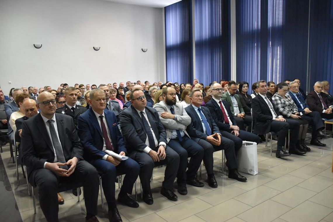 Spotkanie noworoczne 2026 – podsumowanie roku pełnego wspólnych działań Zdjęcie przedstawia spotkanie noworoczne 2026, które odbyło się 30 stycznia 2026r. w sali obrad Urzędu Gminy Fajsławice