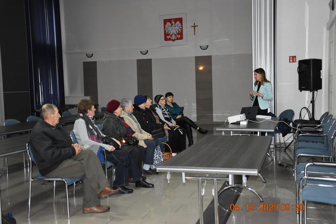 Zdjęcie przedstawia spotkanie w sprawie opasek bezpieczeństwa dla seniorów, które odbyło się 4 grudnia 2025r. w sali obrad Urzędu Gminy Fajsławice