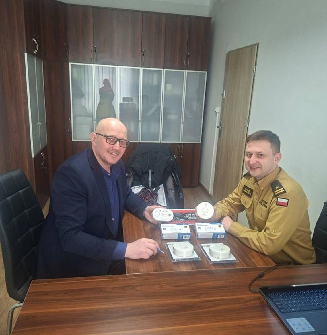 Zdjecie przedstawia przekazanie czujników dymu oraz tlenku węgla dla Gminy Fajsławice, które odbyło się 13 lutego 2026r.